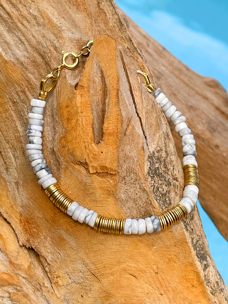 Bracelet perles doré Or jaune 18k assemblé de howlite blanche - Maison Di Giorgio