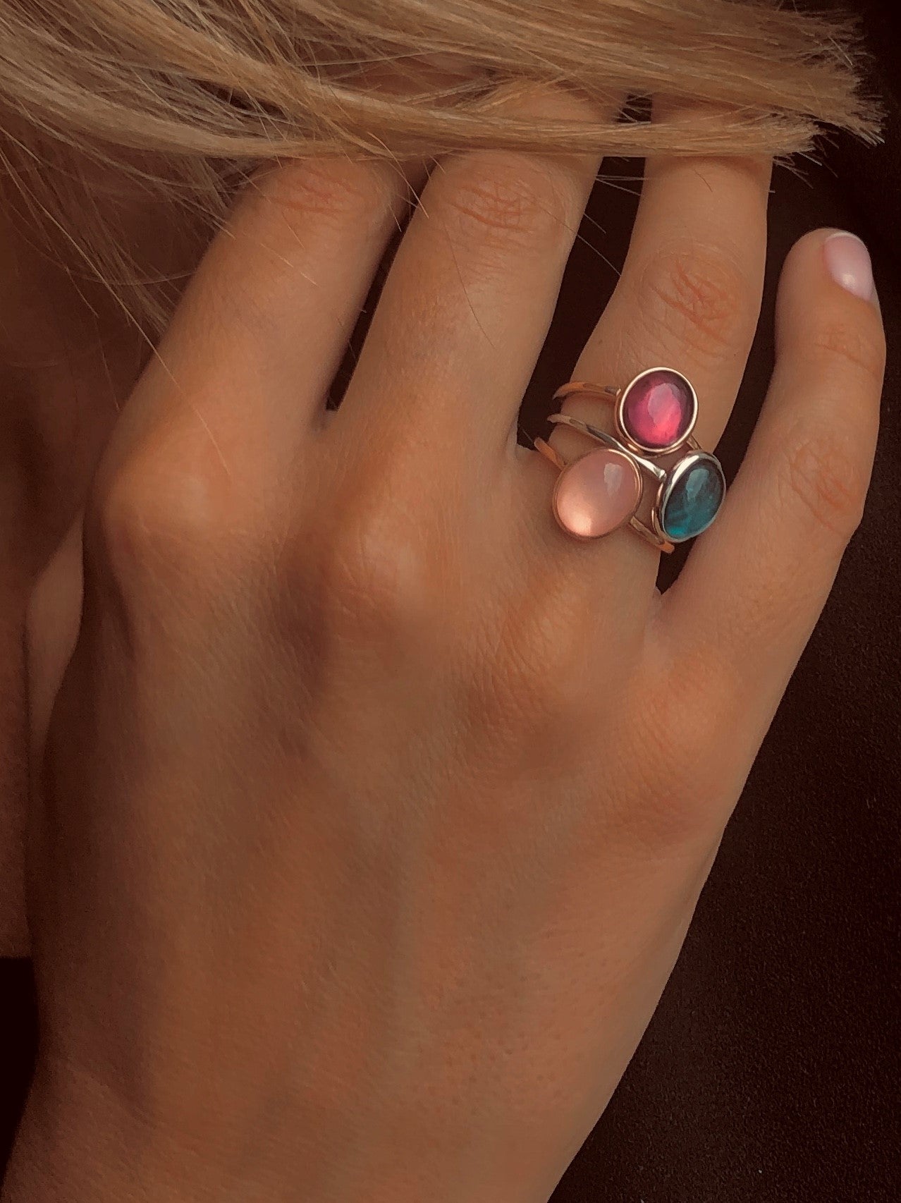 Composition de bagues en Argent 925 plaqué Rhodium et Or rose 18k assemblées de Topaze bleu Londres, Quartz rose et Tourmaline rose - Maison Di Giorgio