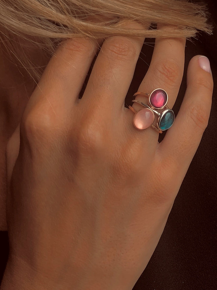 Composition de bagues en Argent 925 plaqué Rhodium et Or rose 18k assemblées de Topaze bleu Londres, Quartz rose et Tourmaline rose - Maison Di Giorgio