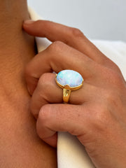 Bague dorée Or jaune 18k assemblée de Pierre de Lune arc - en - ciel - Maison Di Giorgio