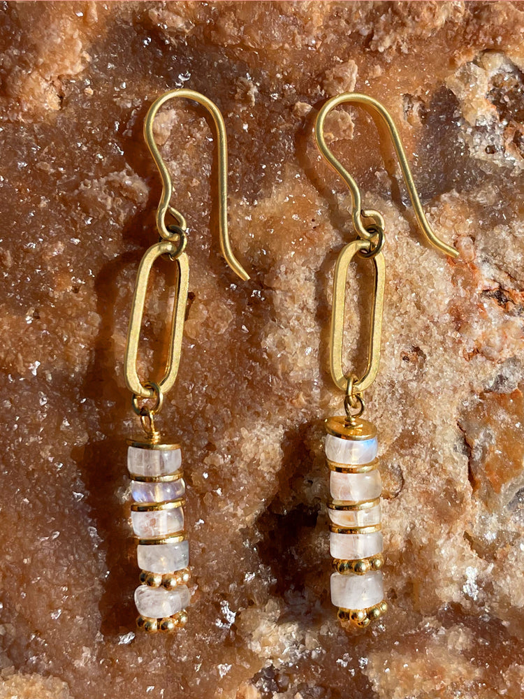 Boucles d'oreilles dorées Or jaune 18k assemblées de Pierre de lune - Maison Di Giorgio