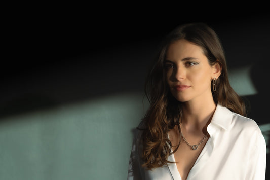 Guide complet : comment associer ses boucles d’oreilles à son collier ? - Maison Di Giorgio