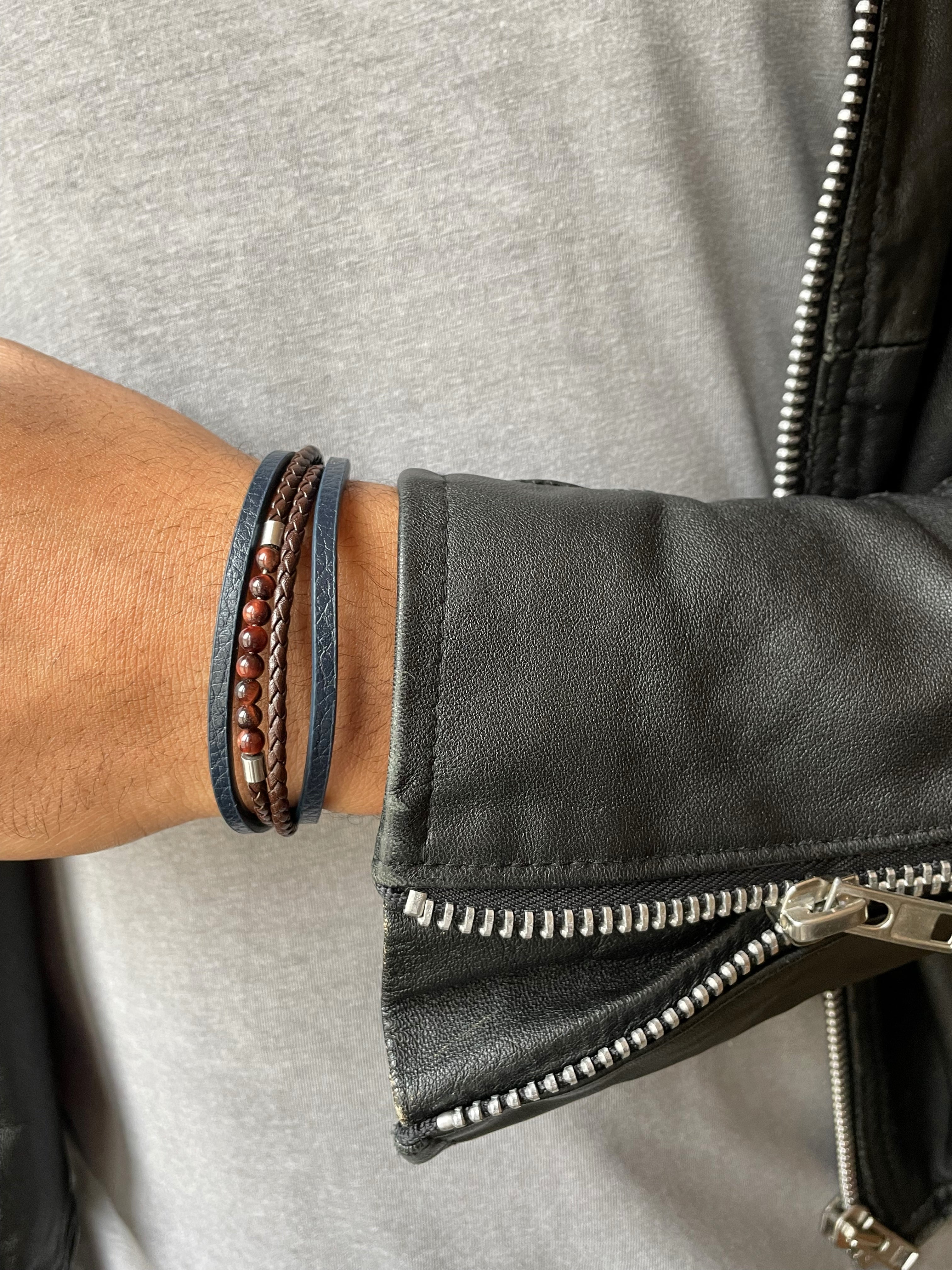 Bracelet cuir véritable et acier inoxydable plaqué argent assemblé d'oeil de tigre rouge