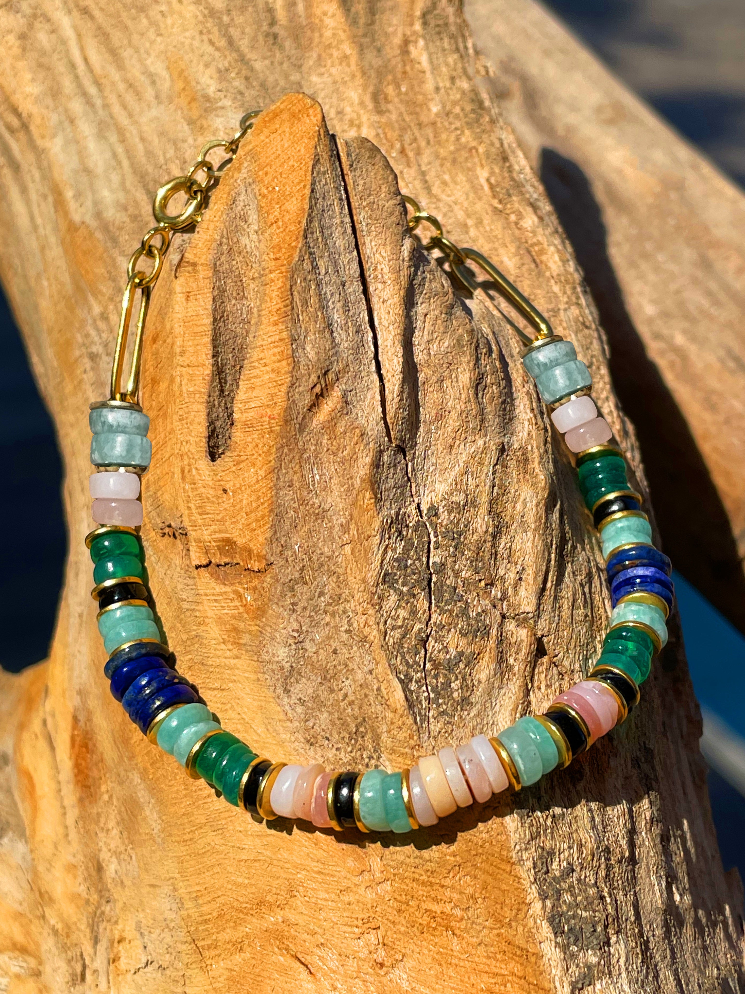 Bracciale con perline dorate in oro giallo 18 carati assemblato con onice verde, amazzonite e lapislazzuli