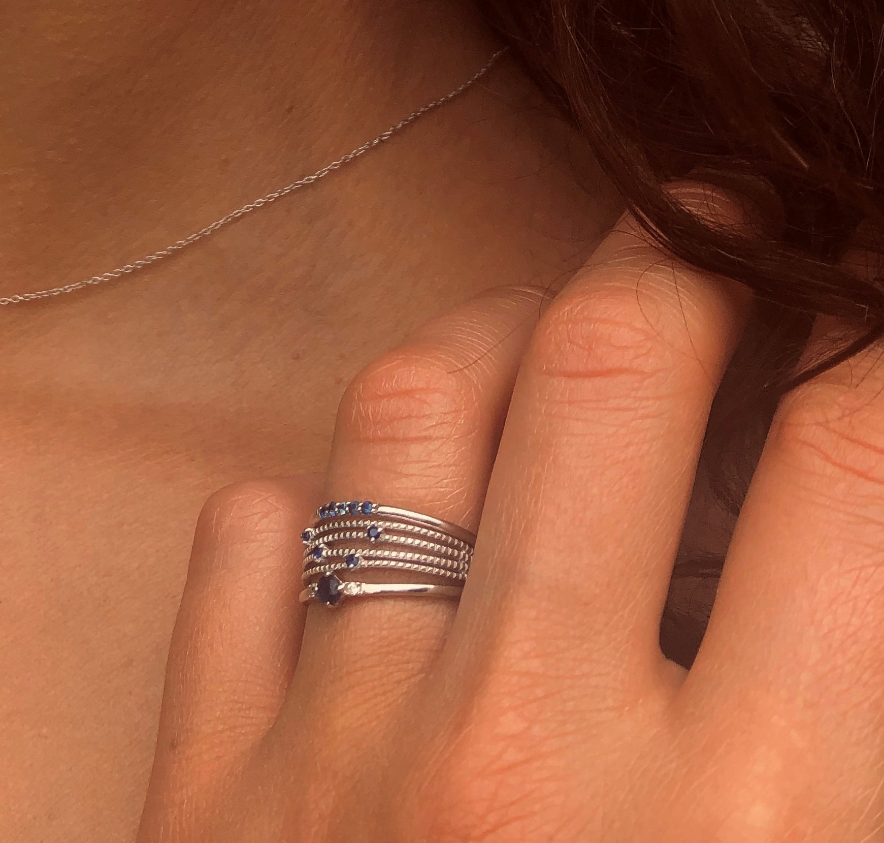 Bague en Argent 925 plaquée Rhodium et assemblée de Saphir bleu et Oxyde de zirconium