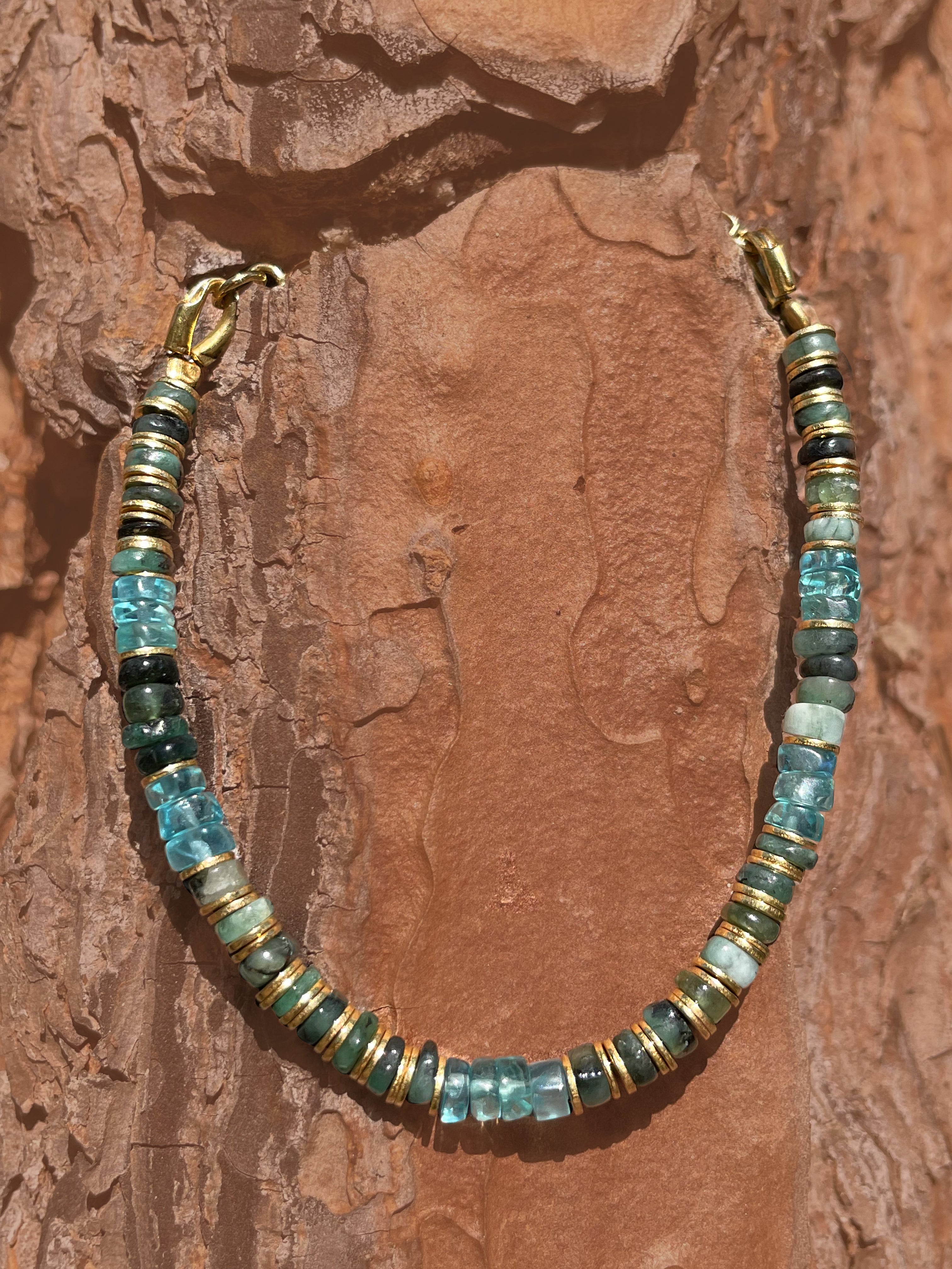 Bracelet doré Or jaune 18k assemblé d'Émeraude et Apatite