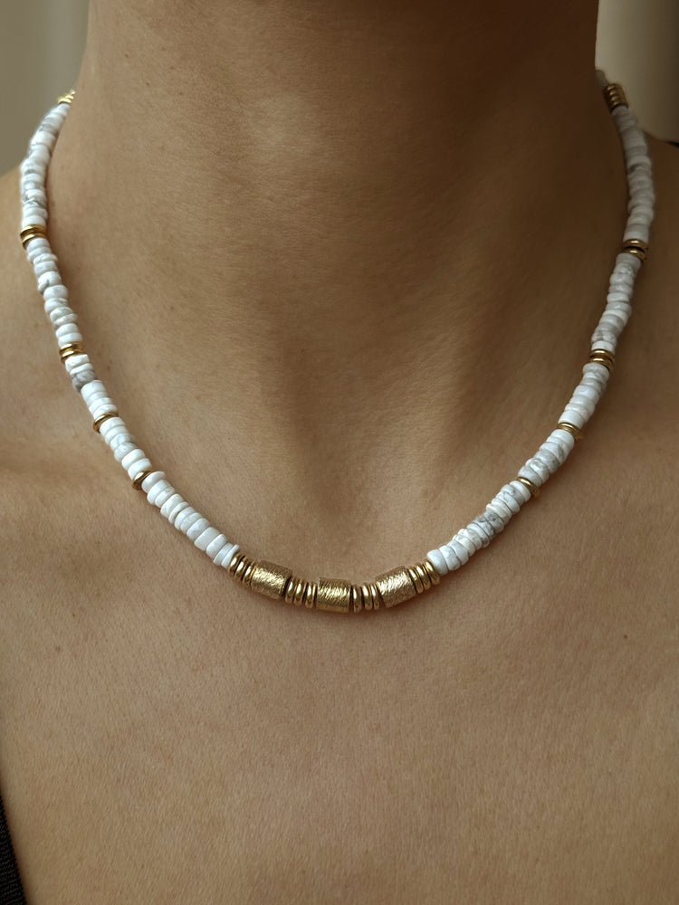 Collier perles doré Or jaune 18k assemblé de howlite blanche - Maison Di Giorgio