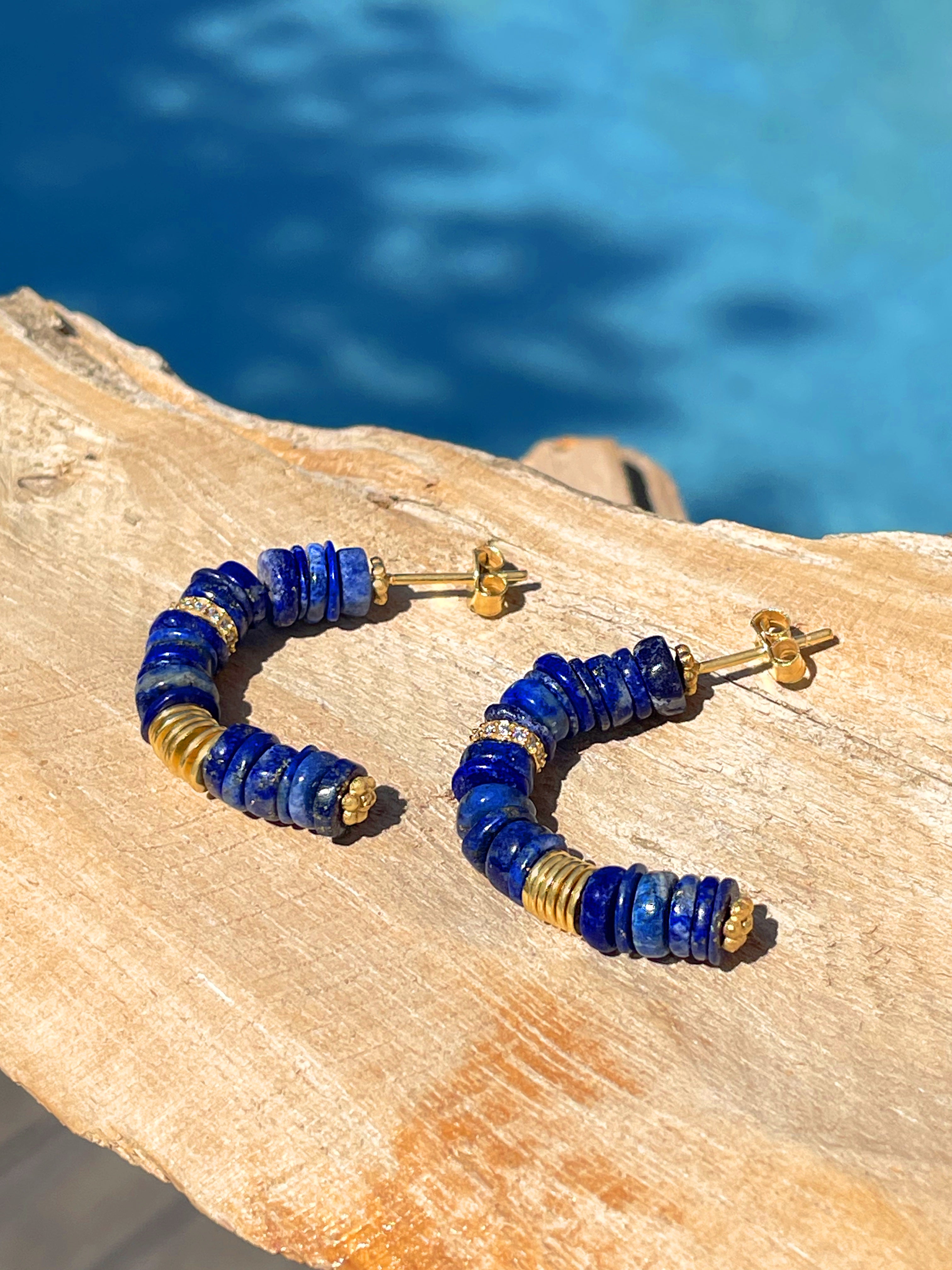 Boucles d'oreilles dorées Or jaune 18k assemblées de Lapis-lazuli et Oxyde de zirconium
