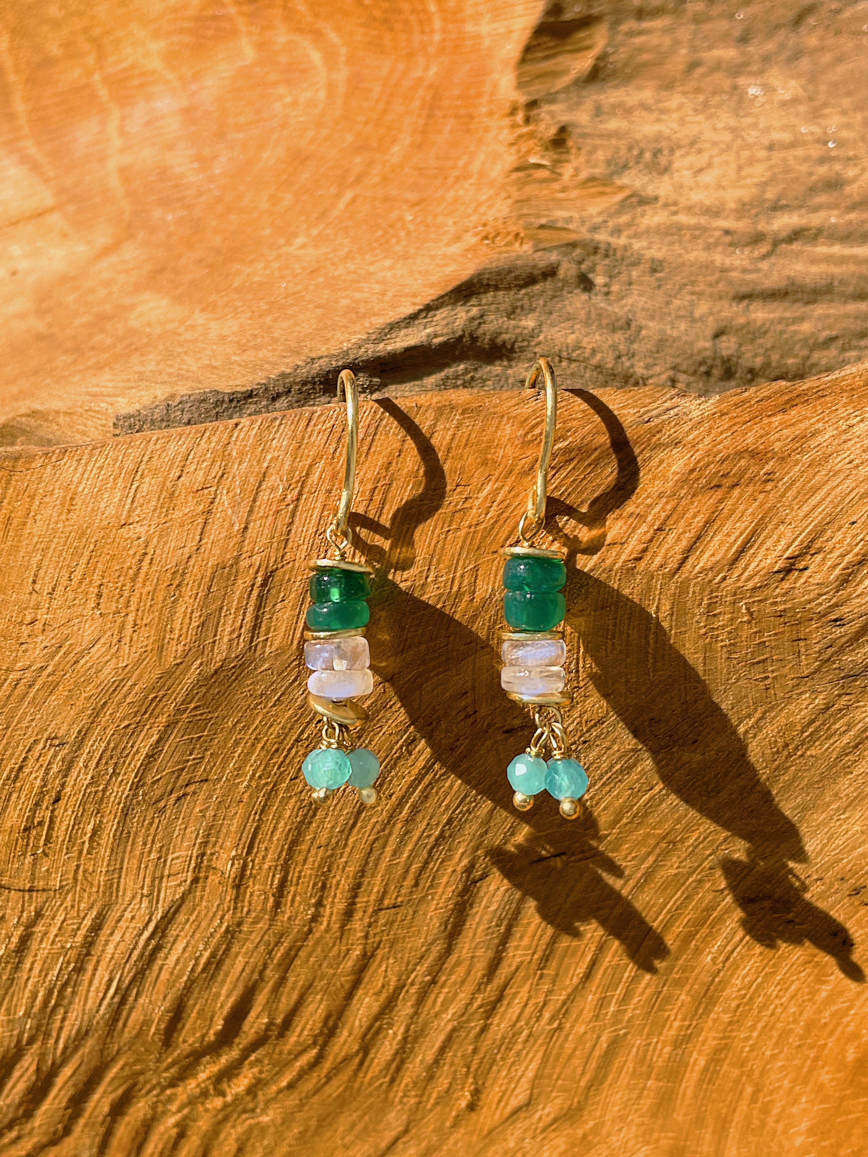 Boucles d'oreilles dorées Or jaune 18k assemblées de Pierre de lune, Onyx verte et Amazonite