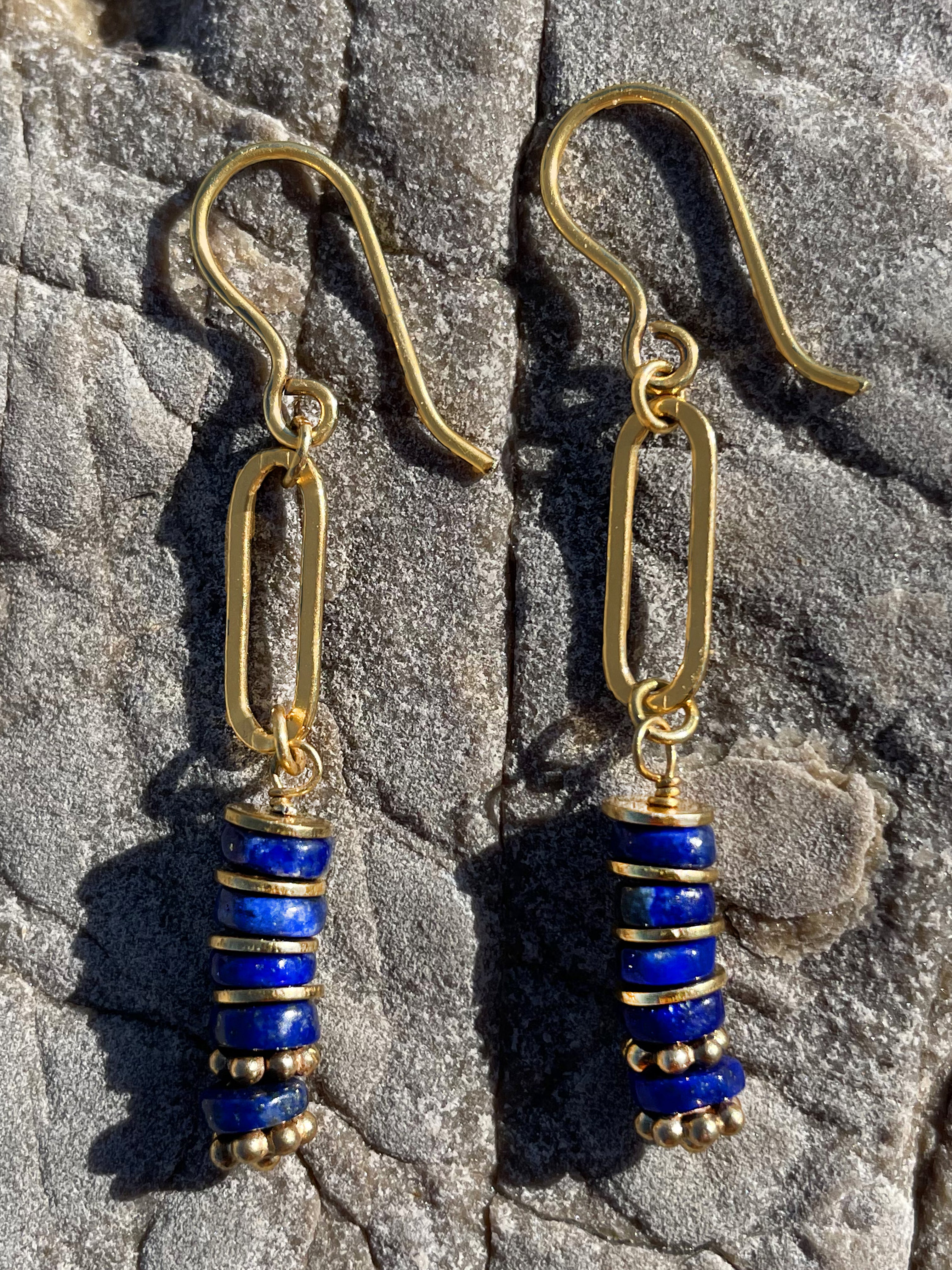 Boucles d'oreilles dorées Or jaune 18k assemblées de Lapis-lazuli