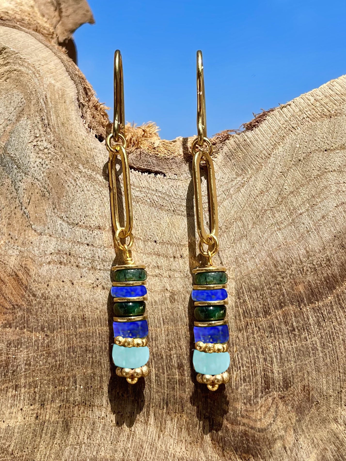 Boucles d'oreilles dorées Or jaune 18k assemblées d'Onyx verte, Amazonite et Lapis-lazuli