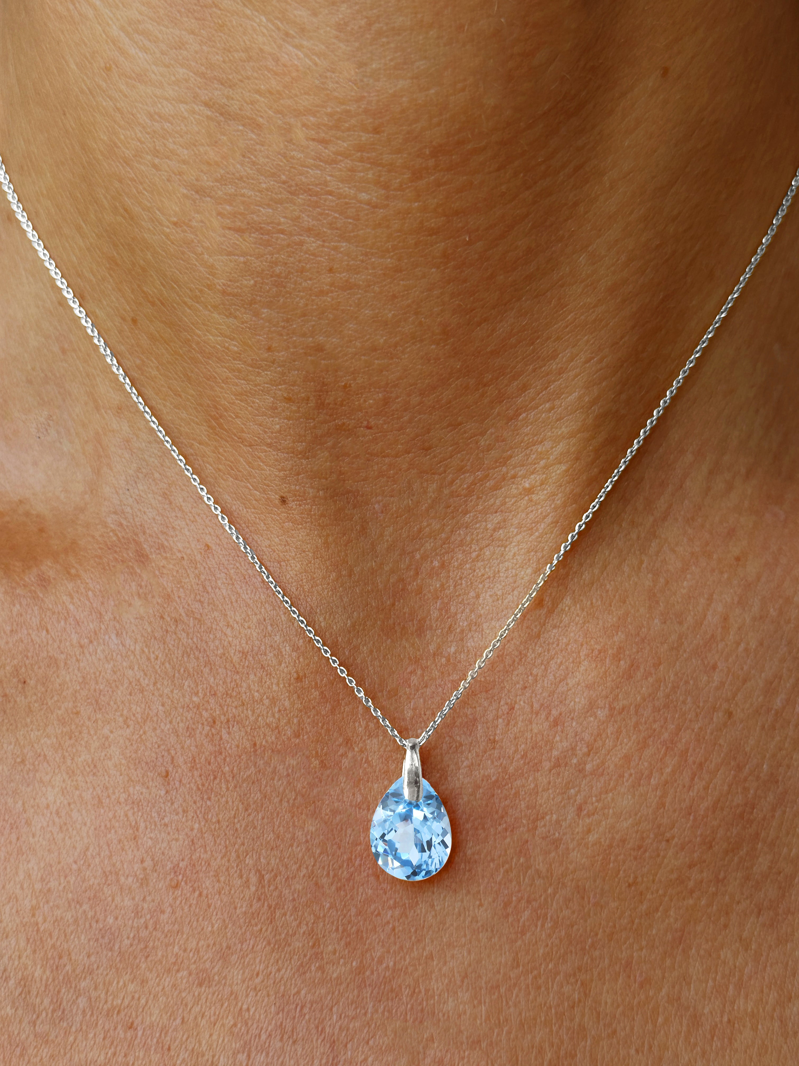 Pendentif en Or blanc 9k assemblé de Topaze bleu ciel - Maison Di Giorgio