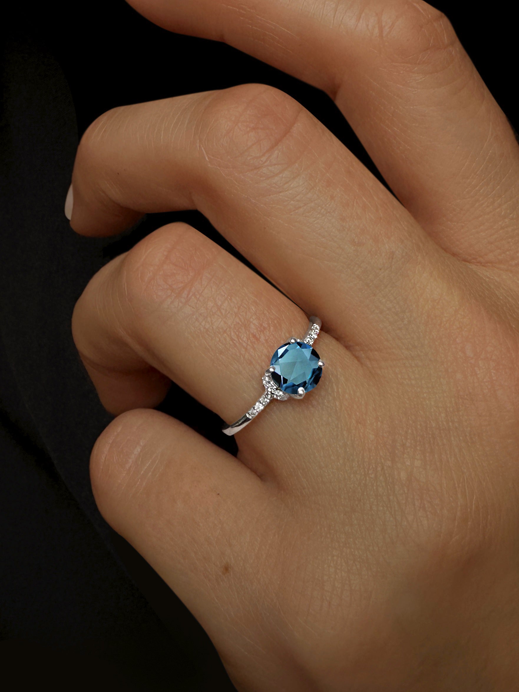 Bague en Or blanc 9k assemblée de Diamant HSI et Topaze bleu