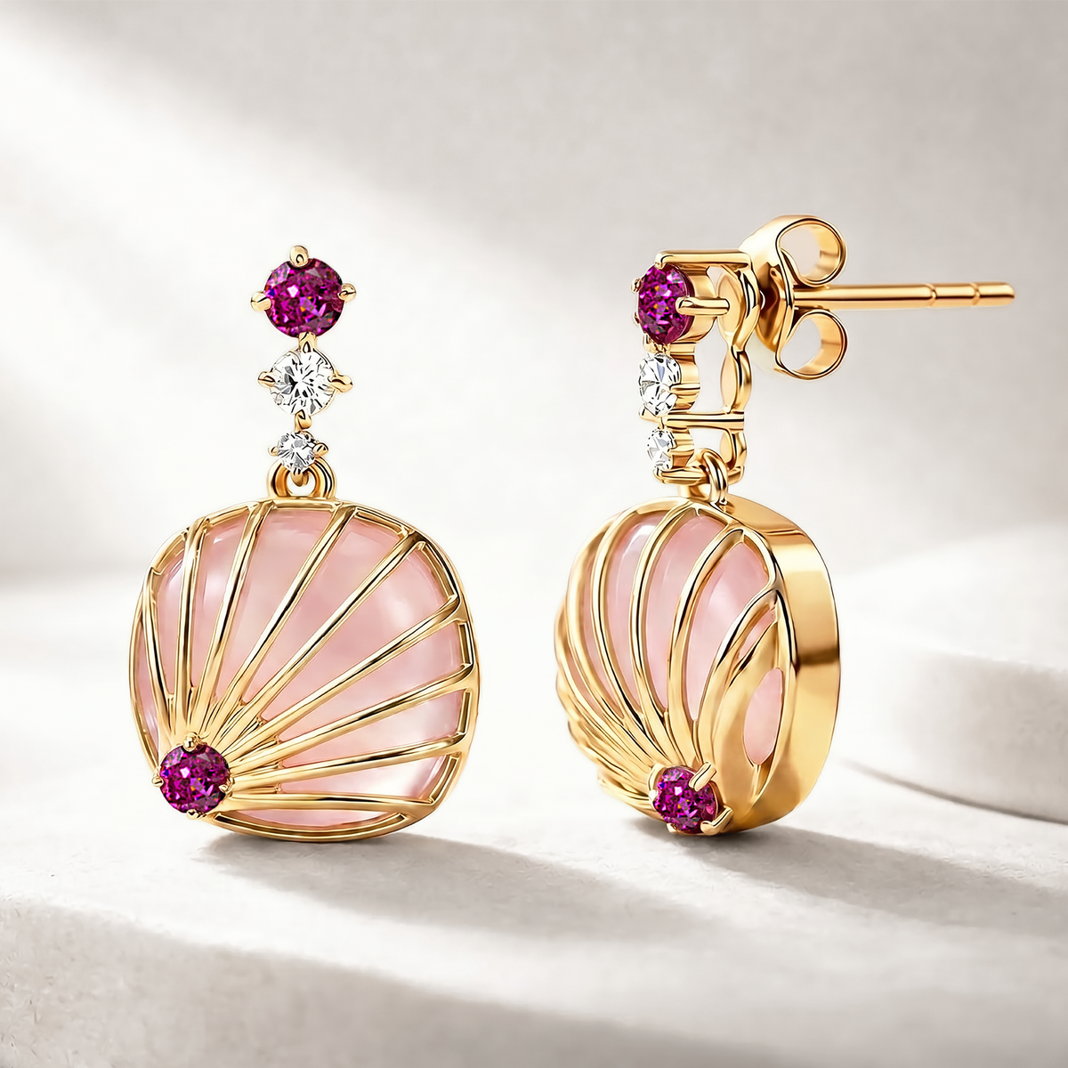 Boucles d'oreilles Shell - Dorées Or jaune 18k, Calcédoine rose & Oxyde de zirconium