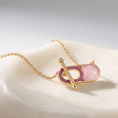 Collier - Doré Or jaune 18k, assemblé de Calcédoine rose, et d'Oxyde de zirconium rose