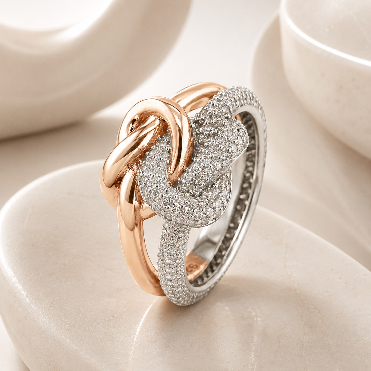 Bague Argentée et dorée Or rose 18k assemblée d'Oxyde de zirconium