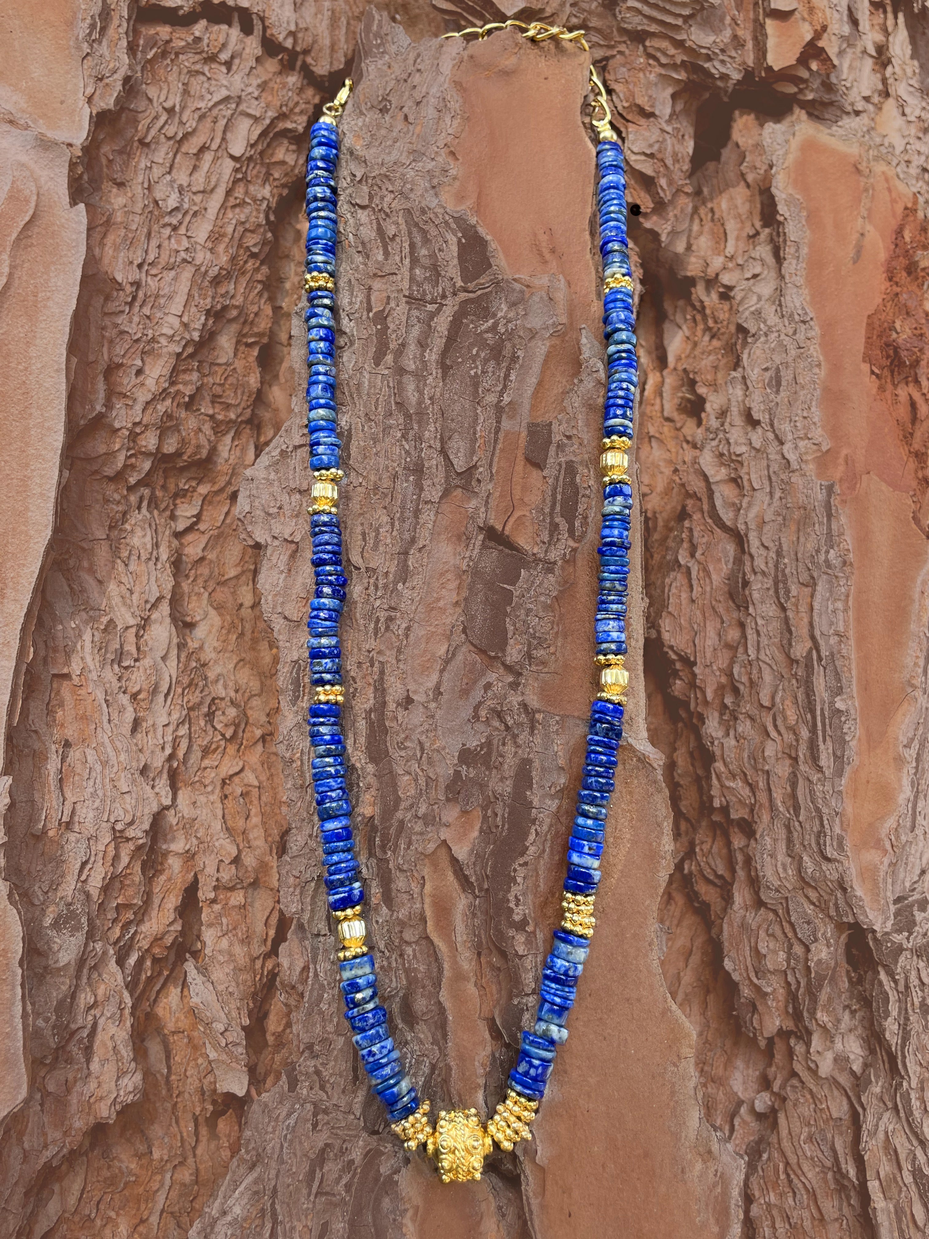 Collier doré Or jaune 18k assemblé de lapis-lazuli