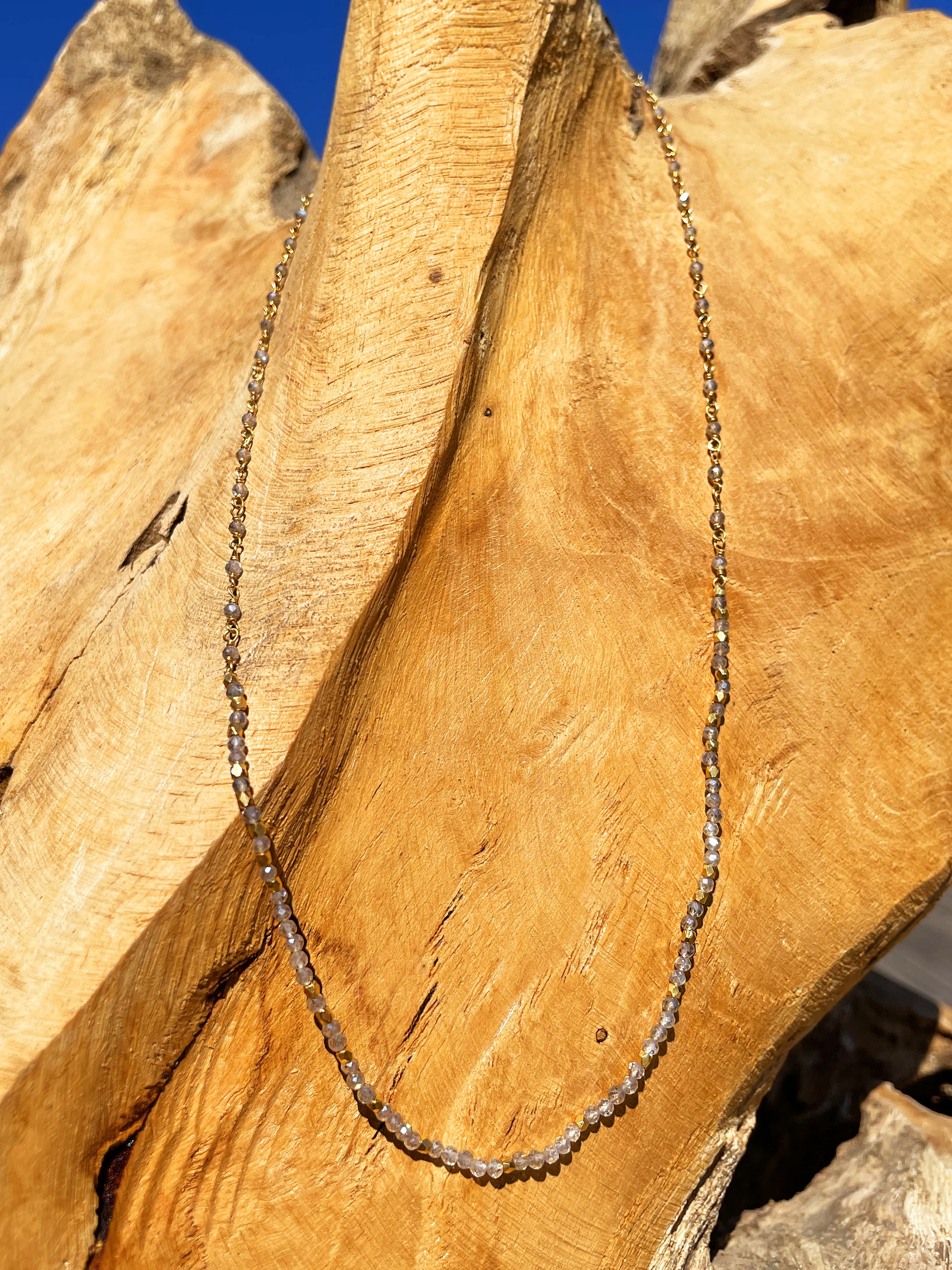 Collier doré Or jaune 18k assemblé de labradorite