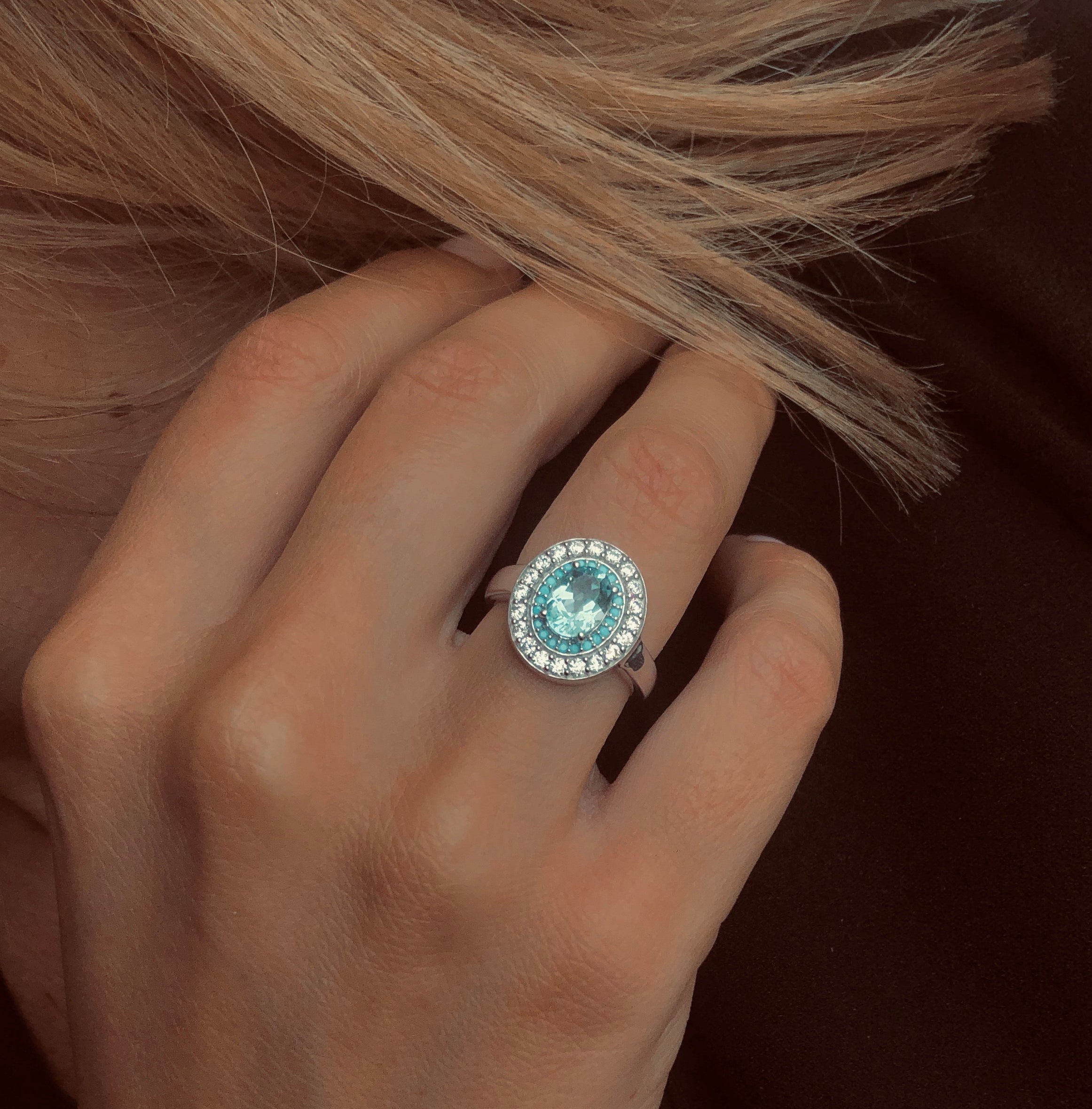 Bague en Argent 925 plaquée au Rhodium assemblée de Topaze bleu ciel, Turquoise nano et Oxyde de zirconium